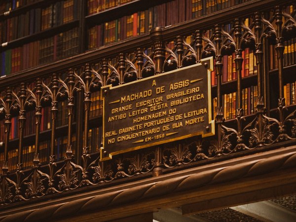 A plaque honoring Machado de Assis at the Real Gabinete Português de Leitura